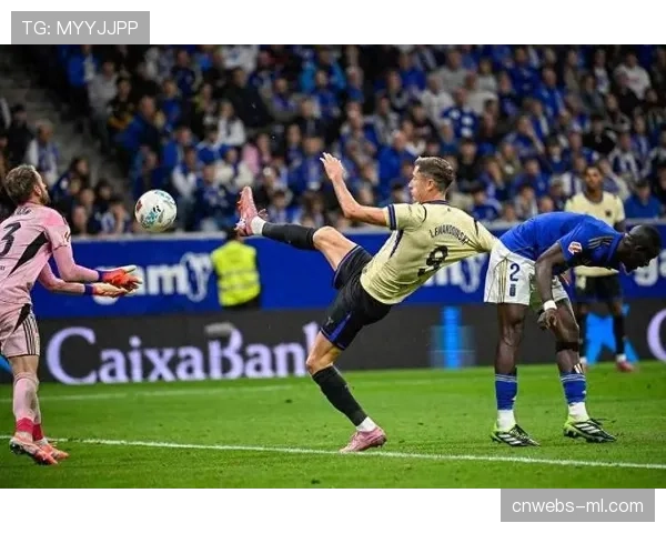 特写镜头：诺坎普球场，巴萨小将亚马尔打入绝平球后滑跪庆祝